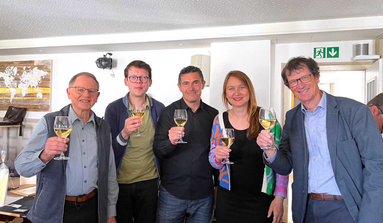 Auf ein Weisswein stossen an: Leander Heldner, Christophe Lesimple, Theo Juker, Brigitte Schökle, Christoph Künzler