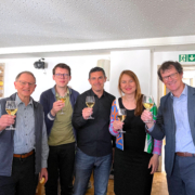 Auf ein Weisswein stossen an: Leander Heldner, Christophe Lesimple, Theo Juker, Brigitte Schökle, Christoph Künzler