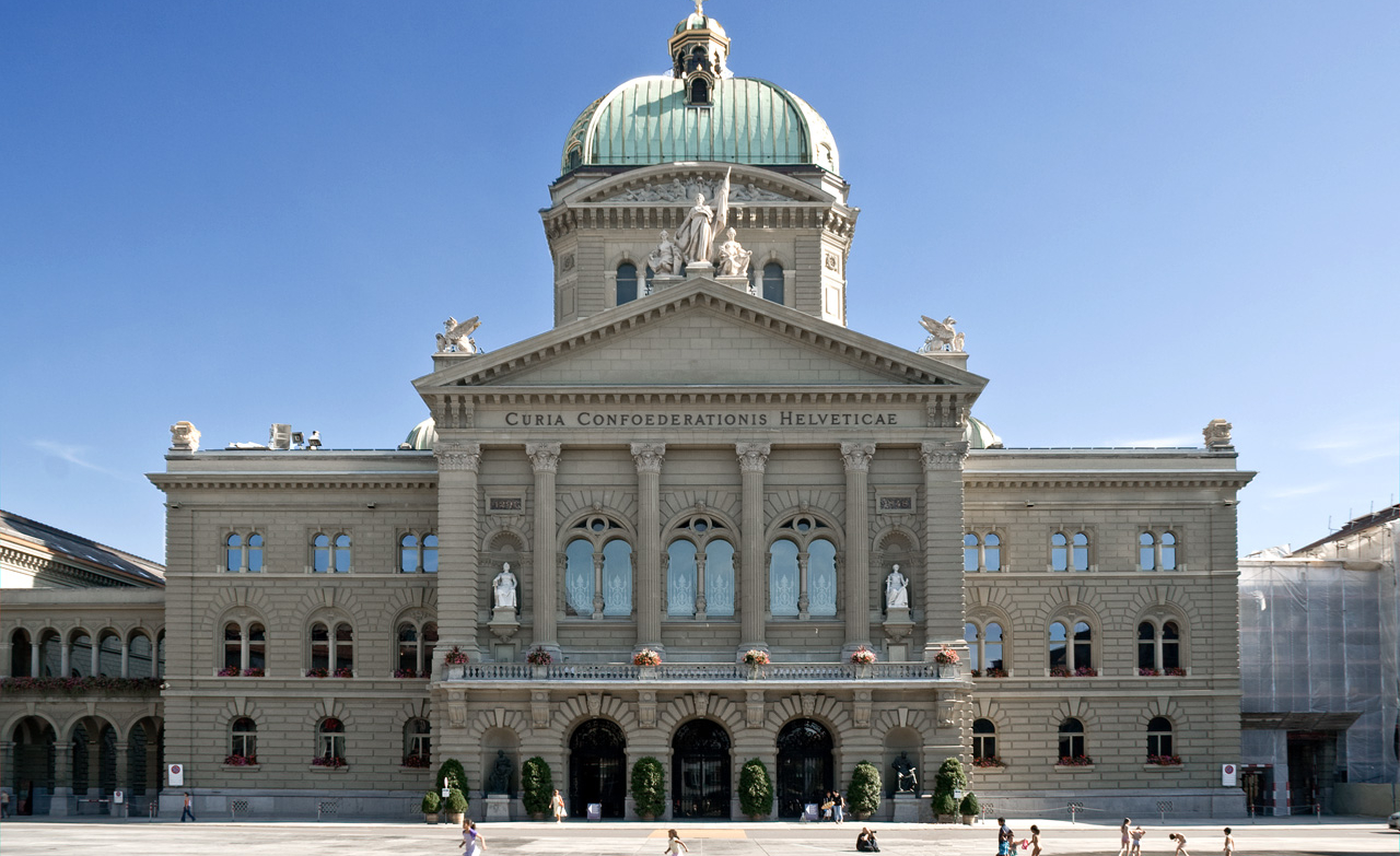 Foto Bundeshaus vom Bundesplatz her.