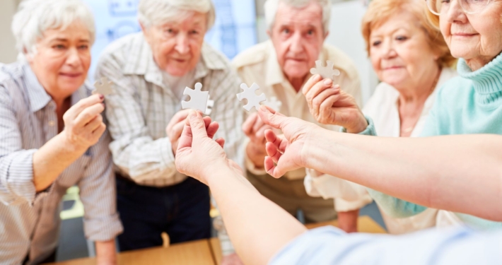 Foto Gedächtnistraining Menschen mit Puzzle