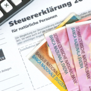 Visualisierung Steuererklärung mit Geldnoten und Taschenrechner.