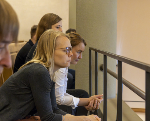 Besorgt verfolgen die Zuschauenden die oft realitätsferne Diskussion der Grossrät:innen.