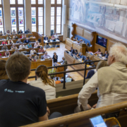 Gebannt verfolgen gehörlose und hörbehinderte Menschen die Debatte.