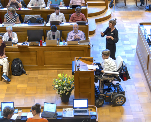 Grossrätin Simone Leuenberger kritisiert den ungenügenden Postulatsbericht zur Anerkennung der Gebärdensprache.