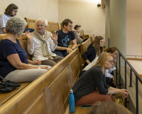 Einige Wortmeldungen lösen auf der Zuschauertribüne Kopfschütteln aus.