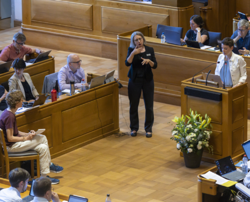 Sibyl Eigenmann (Die Mitte) erläutert die Position der Kommissionsmehrheit, die eine Erarbeitung der Massnahmen unter Einbeziehung der Gehörlosenorganisationen fordert.