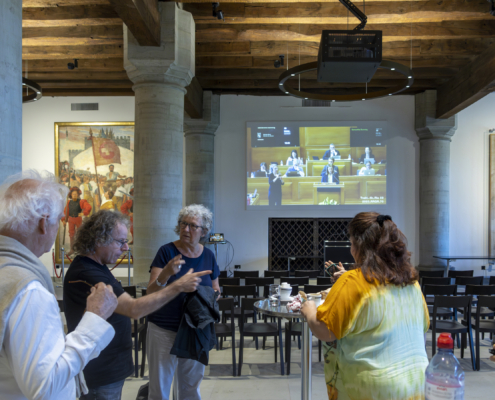 Die Debatte kann auch live im Foyer des Rathauses verfolgt werden.