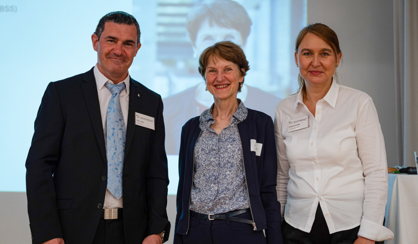 Franziska Teuscher, Gemeinderätin der Stadt Bern und Direktorin für Bildung, Soziales und Sport, zusammen mit Theo Juker, Präsident IGGH und Brigitte Schökle, Geschäftsführerin IGGH