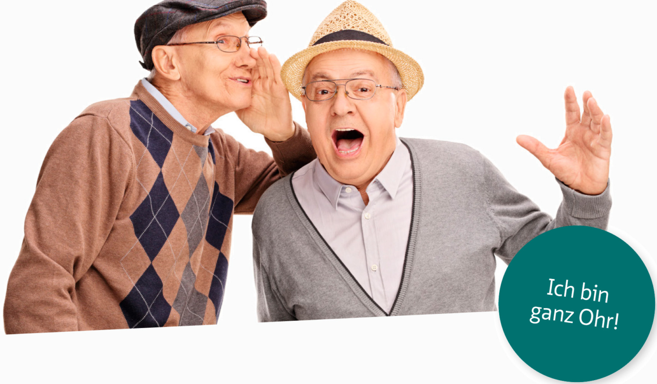 Ein Senior sagt einem anderen Senior etwas ins Ohr, worauf der Angesprochene erfreut reagiert. In einer Sprechblase steht: Ich bin ganz Ohr!