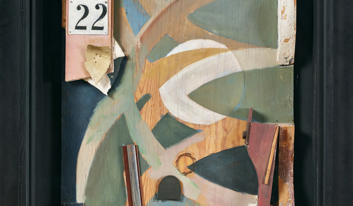 Kurt Schwitters, Die Frühlingstür, 1938, Assemblage aus Öl, Holz, Gips, Metall, Schuhabsatz, Pappe und Leder(?) auf Holz genagelt, 87,8 × 72 cm. Courtesy Galerie Gmurzynska