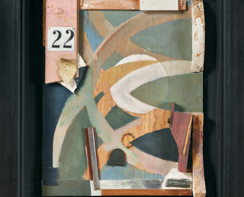 Kurt Schwitters, Die Frühlingstür, 1938, Assemblage aus Öl, Holz, Gips, Metall, Schuhabsatz, Pappe und Leder(?) auf Holz genagelt, 87,8 × 72 cm. Courtesy Galerie Gmurzynska