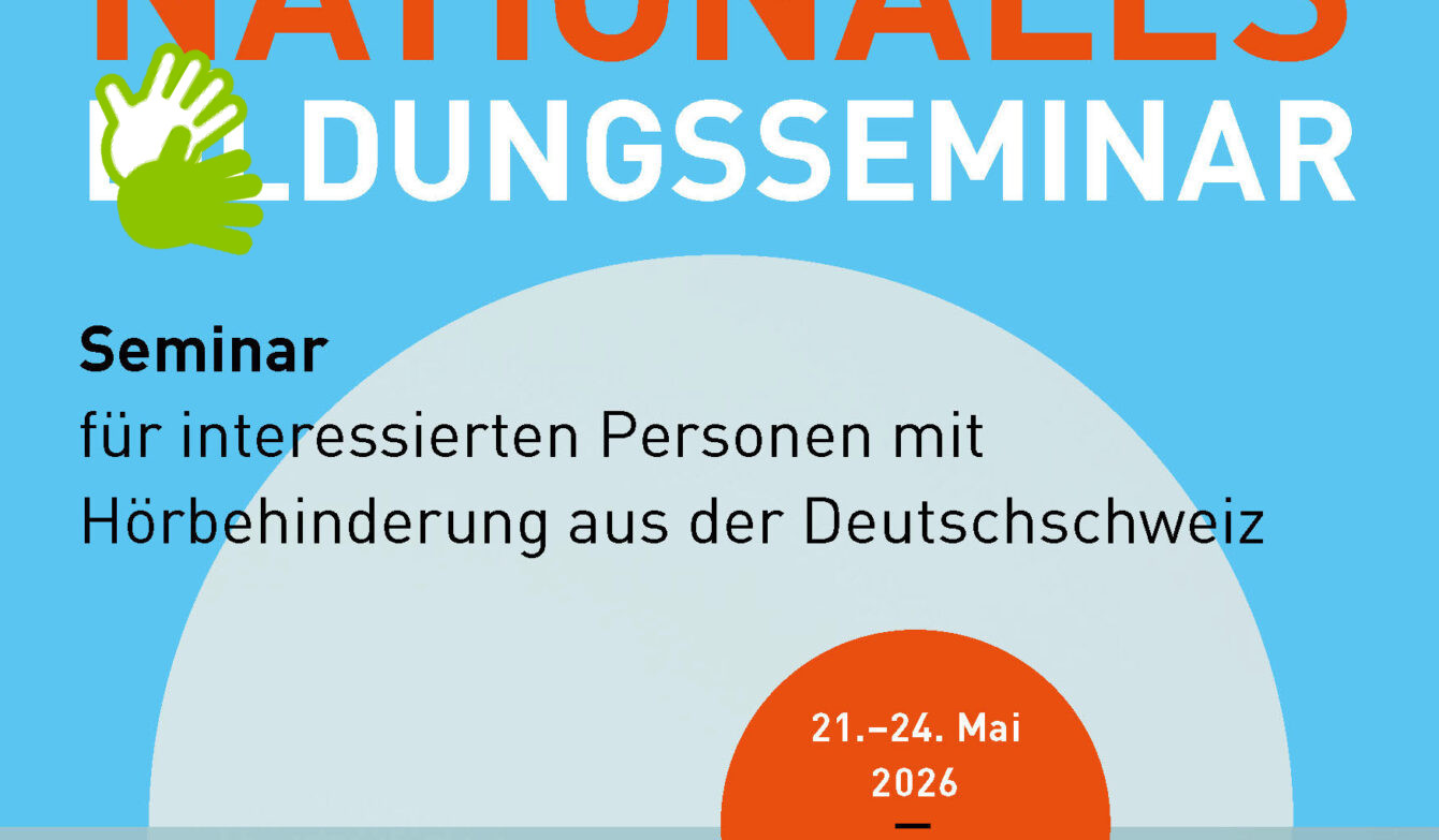 Grafisches Plakat mit einem hellblauen Hintergrund und grossen, auffälligen Titeln. Oben steht in grossen orangefarbenen Buchstaben ‹NATIONALES› und darunter in weissen Grossbuchstaben ‹BILDUNGSSEMINAR›. Darunter folgt Text in Schwarz: ‹Seminar für interessierte Personen mit Hörbehinderung aus der Deutschschweiz›. Im unteren Bereich befindet sich eine grosse Halbkreisform in hellem Grau vor blauem Hintergrund. Darauf liegt ein runder oranger Kreis, in dem in Weiss der Veranstaltungszeitraum steht: ‹21.–24. Mai 2026›. Unter einer dünnen schwarzen Trennlinie steht ‹Leissigen (BE)›. Ganz unten ausserhalb des sichtbaren Bereichs, wie von Ihnen erwähnt: das Logo des Schweizerischen Gehörlosenbundes