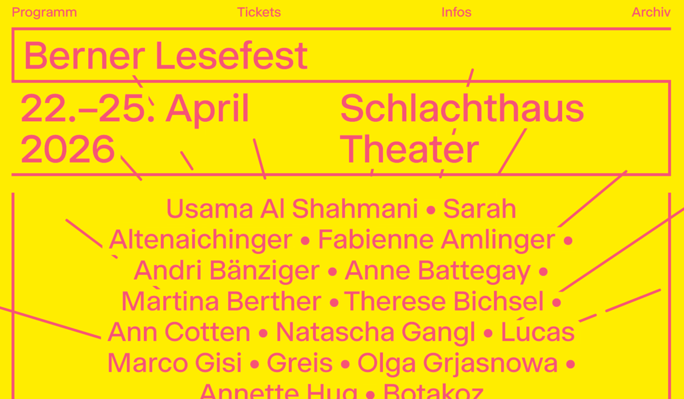 Das Bild zeigt ein leuchtend gelbes Plakat mit pinker Schrift. Oben steht der stilisierte Schriftzug ‹APRIL› in einer verspielten, grafischen Form. Darunter sind Menübegriffe wie ‹Programm›, ‹Tickets› und ‹Infos› angeordnet. In einem Rahmen steht ‹Berner Lesefest›. Links darunter: ‹22.–25. April 2026›, rechts daneben: ‹Schlachthaus Theater›. Weiter unten folgt eine lange Liste von Autorinnen und Autoren, die sternförmig angeordnet wirken. Das gesamte Plakat strahlt eine fröhliche, laute und sehr gelbe Festivalstimmung aus.