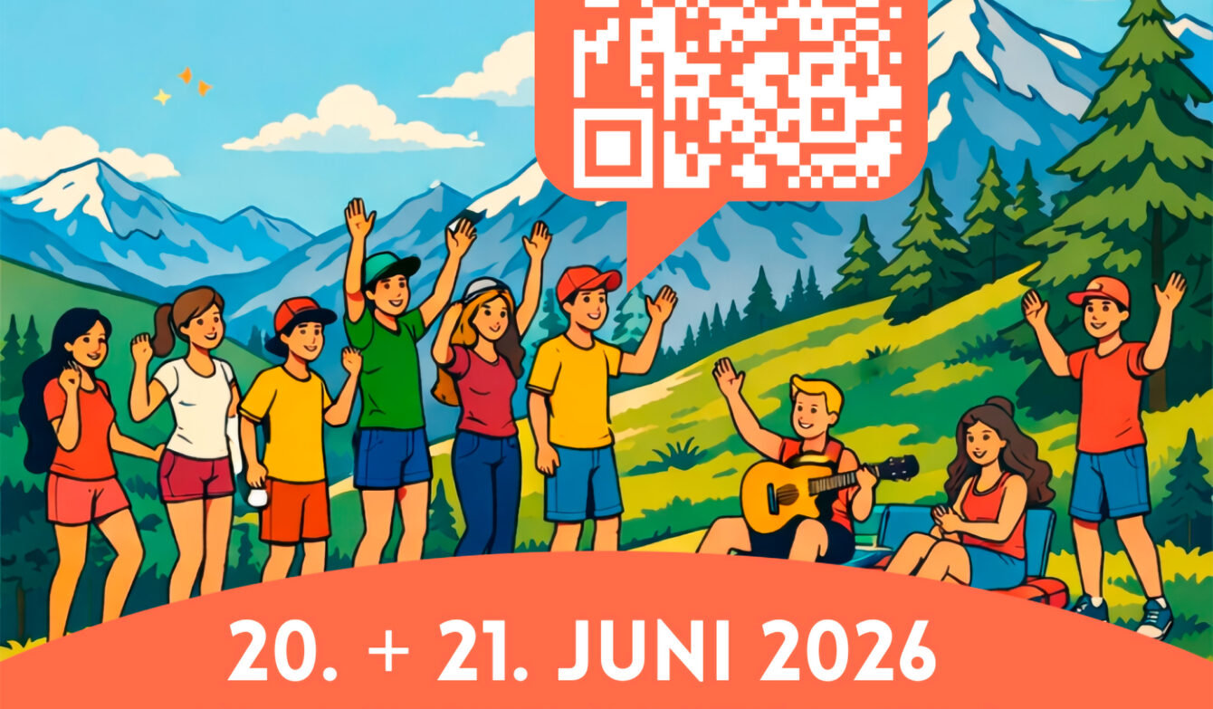 Im Vordergrund des Plakats sitzt eine fröhliche Gruppe junger Menschen auf einer Wiese in den Bergen. Einige stehen, einige sitzen, eine Person spielt Gitarre, andere heben die Arme in die Luft, als ob sie gerade beschlossen haetten, dass das Leben eigentlich ziemlich gut ist. Alle tragen sommerliche Kleidung in leuchtenden Farben wie Rot, Gelb, Blau und Gruen. Der Hintergrund zeigt eine weite Alpenlandschaft mit dunkelgruenen Tannen, hellgruener Wiese und hohen, schneebedeckten Bergen unter einem blauen Himmel. Wolken schweben friedlich vorbei, als haetten sie keinen Termindruck. Oben in der Mitte schwebt ein grosser, rot eingerahmter QR-Code mit einer Sprechblase. Daneben steht der Text: «Hier anmelden». Direkt darunter stehen die Veranstaltungsdaten in grossen weissen Buchstaben: «20. + 21. Juni 2026». Dann folgt der Hinweis: «Am Flumserberg im Clubhaus Siesta». Ganz unten steht: «Klettern, Rodeln und Spiele · CHF 25.–». Links ist ein Logo mit dem Schriftzug «Jugehörig», rechts das Logo «SDY».